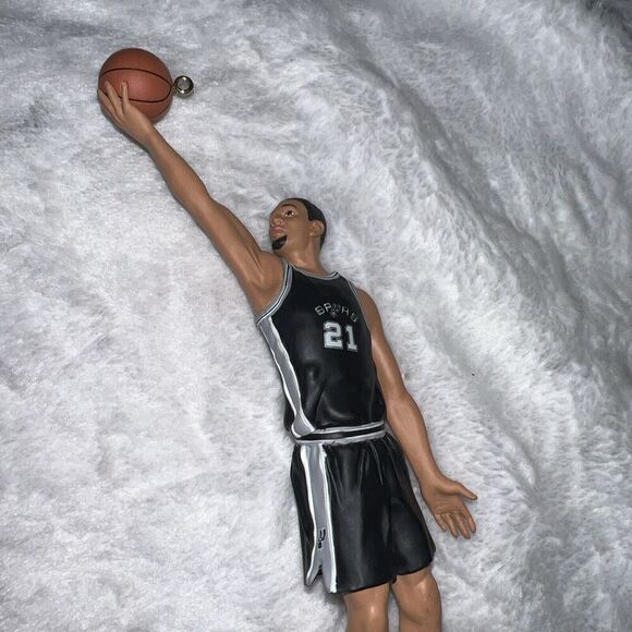 Hallmark Keepsake TIM DUNCAN NBA Ornament Hoop Stars - Picture 3 of 6